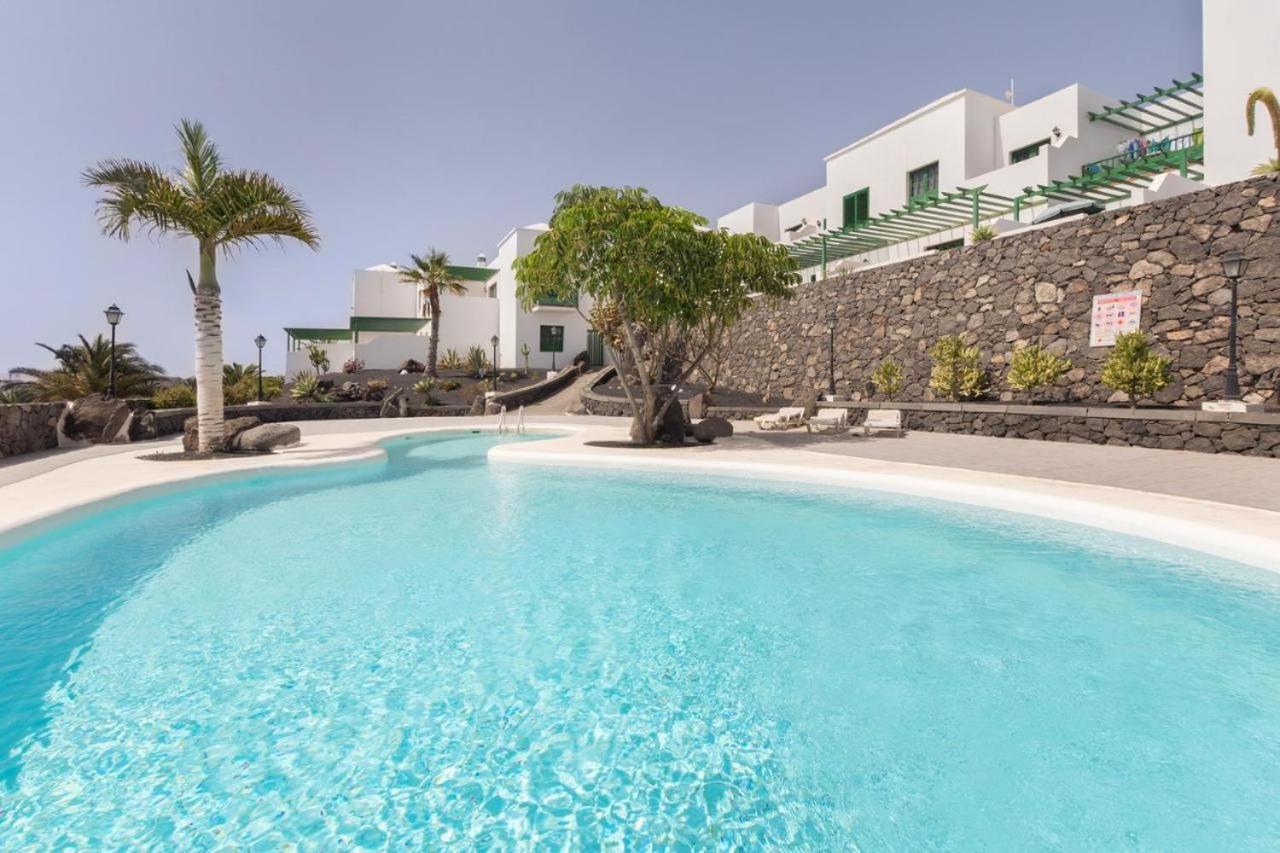 Apartamento Om Con Piscina Y Vistas Al Mar Lejlighed Costa Teguise Eksteriør billede